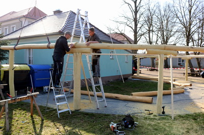 Schulhausmeister Marko Lehmann (links) und Stefan Müller setzen für die Dachkonstruktion die Robinienstämme zusammen.