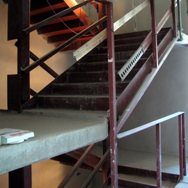 Das Stahlgerüst des neuen Treppenhauses ist bereits eingebaut.