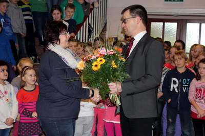 Bürgermeister Bengt Kanzler gratuliert Schulleiterin Petra Pietrus.