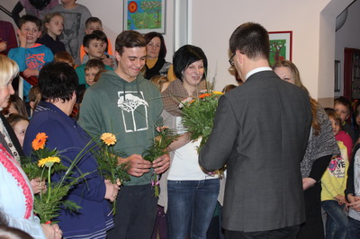 Auch die Mitarbeiterinnen und Mitarbeiter erhielten einen Blumenstrauss.