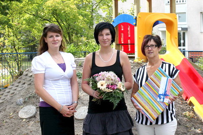 Nadine Wegner, Christin Weichert mit einem Blumenstrauß und Heidrun Wetzk.