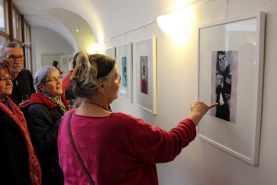 Sabine Fiedler führt interessierte Besucher durch die Ausstellung.