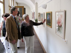 Hildegard Lubig beim Rundgang durch die Ausstellung