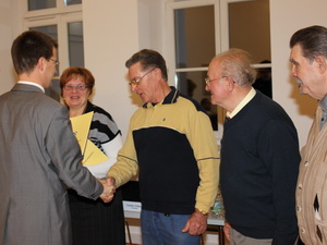 Bürgermeister Bengt Kanzler gratuliert Frank Hüper.