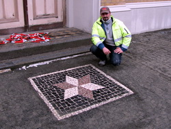 Marco Richter war für das Verlegen des Mosaiks verantwortlich.
