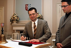 Bengt Kanzler unterzeichnet seinen geleisteten Diensteid