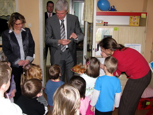 Minister Holger Rupprecht wird traditionell mit Brot und Salz empfangen.