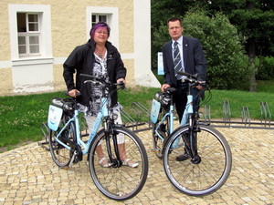 Simone Erb und Bengt Kanzler vor der Ladesäule.