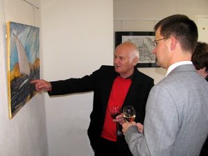Siegfried Engelmann erläutert Bürgermeister Bengt Kanzler, wie das Gemälde "Nil" entstanden ist.