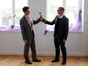 Architekt Timm Kleyer überreicht Bürgermeister Bengt Kanzler den Hausschlüssel.