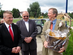 Krzysztof Jarosz und Bronisław Martynowicz bedankten sich fr die Einladung mit einem Prsentkorb
